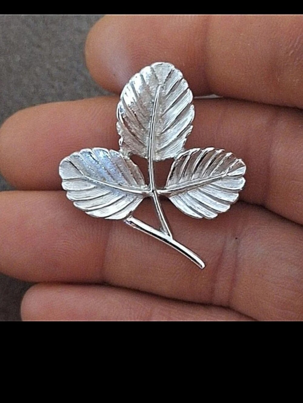 Beautiful Vintage 1970s Sarah Coventry Three Leaf Silver Tone Pin/Brooch